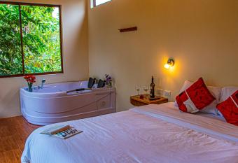 Caba  as Armon  a y Jard  n de Orqu  deas has rooms with a private hot tub