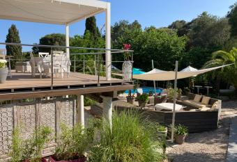 Villa Sanssoucis allows 18 year olds to book a room