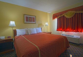 Geneva Motel Inn has rooms with a private hot tub