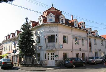 Szent Gy  rgy Fogad   allows 18 year olds to book a room