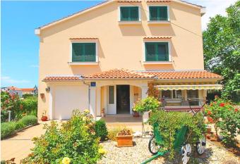 Fantastic holiday with small children - 200m from beach has Balcony rooms