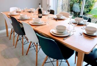 Warwick House, 5 bedrooms, 9 beds, parking, garden allows 18 year olds to book a room