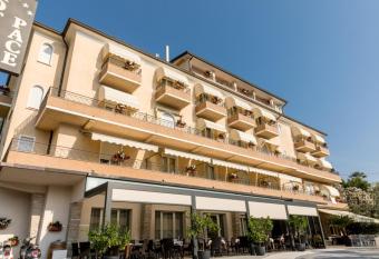 Hotel Pace has Balcony rooms