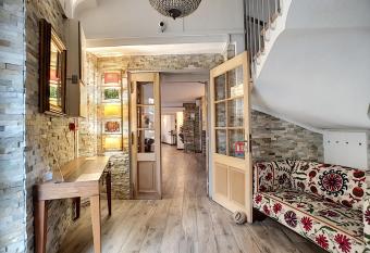 H  tel le Chardon Bleu allows 18 year olds to book a room