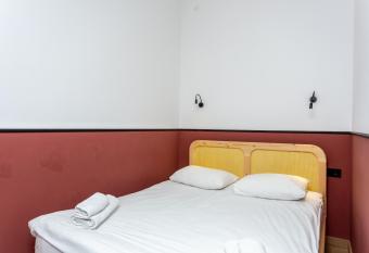 Shota Rustaveli Aparthotel has rooms with a private hot tub