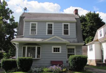 Whirlpool Cottage has Balcony rooms