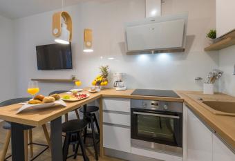 Palace Paulina Residence has rooms with a private hot tub