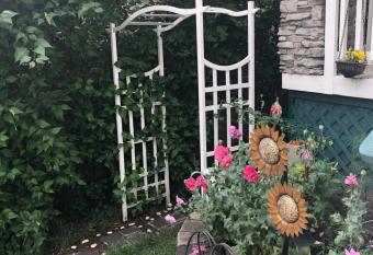 Calgary-Banff Best Garden single house close LRT has Balcony rooms