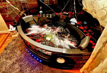 L&S Jacuzzi Home has rooms with a private hot tub