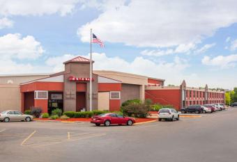 Suburban Studios Kearney has Balcony rooms