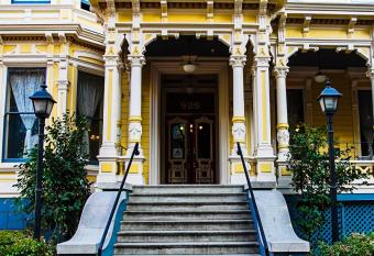 Hi Sacramento Hostel allows 18 year olds to book a room