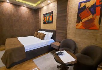 Apartman D Lux Jacuzzi has rooms with a private hot tub