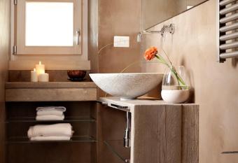 Mantatelur   allows 18 year olds to book a room