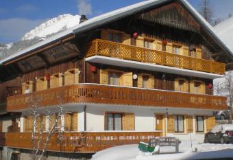 CHAMBRE d H  TE LA PETITE BERGERIE allows 18 year olds to book a room