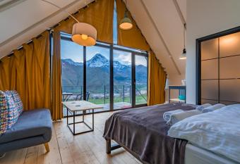 Kazbegi View has Balcony rooms