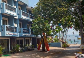 The Hawaii Comforts allows 18 year olds to book a room