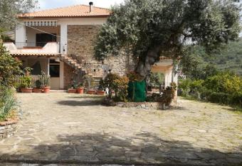 IL CONTE DI MARRAONE allows 18 year olds to book a room