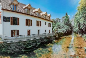 Auberge de la Rivi  re allows 18 year olds to book a room