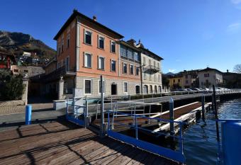 Residenza di Prestigio In Riva al Lago Marone Primo Piano has Balcony rooms