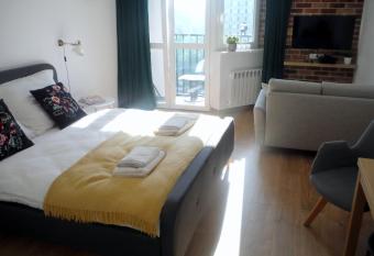 KATO BEST POINT allows 18 year olds to book a room