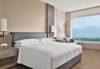 Kathmandu Marriott Hotel has rooms with a private hot tub