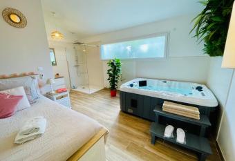 Les Jardins du Castelas by Perier-Provence has rooms with a private hot tub