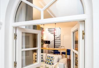 Casa Sevilla 1920 Suites by   poca has rooms with a private hot tub