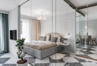 Queen has Balcony rooms