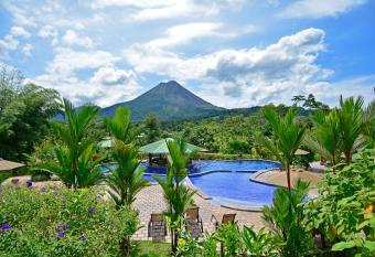 Arenal Manoa Resort & Hot Springs has rooms with a private hot tub