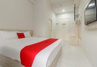 RedDoorz Apartment @ Dramaga Tower allows 18 year olds to book a room