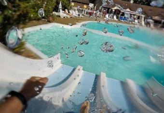 Mobile Ht de gamme dans camping **** des Pierres Couch  es has Balcony rooms