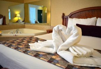 Skaneateles Suites has rooms with a private hot tub