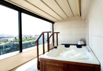 Nidya Hotel Galataport has rooms with a private hot tub