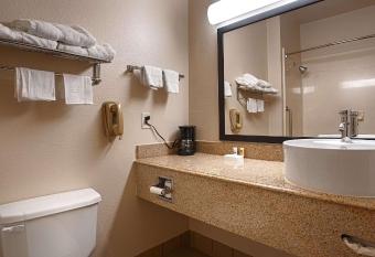 Best Western Northwest Inn has rooms with a private hot tub