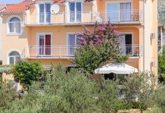 Apartments Grgic has Balcony rooms