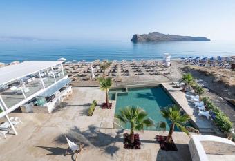 Vergina Beach Hotel has rooms with a private hot tub