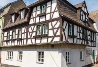 Haase Eck allows 18 year olds to book a room