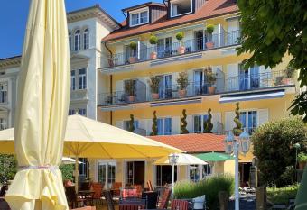 Seehotel Sch  pfle allows 18 year olds to book a room