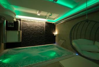 Hotel Guglielmo allows 18 year olds to book a room