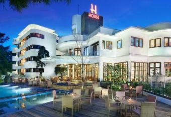 House Sangkuriang has Balcony rooms