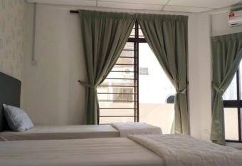 OYO Home 90326 Wg Guest House allows 18 year olds to book a room