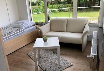 Ruhiges Apartment mit Blick in den Garten allows 18 year olds to book a room