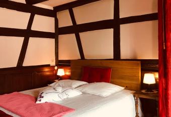 AUX DEUX CIGOGNES AMMERSCHWIHR has Balcony rooms