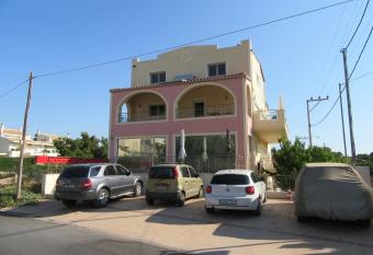 Villa Maria Louiza NEAR AIRPORT allows 18 year olds to book a room