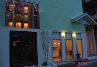 Kaset Guesthouse allows 18 year olds to book a room