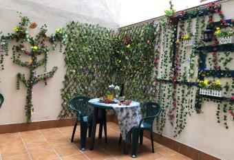 BADAROSA House10min to BARCELONA City&NearTo BEACH allows 18 year olds to book a room