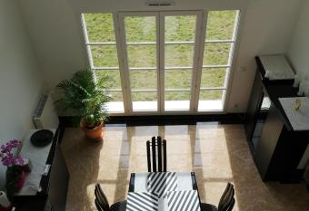 bienvenus chez   ric    Mont  vrain allows 18 year olds to book a room