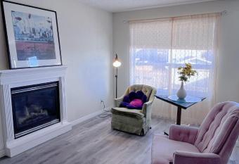 Calgary-Banff Mountain newly Single House close everywhere has Balcony rooms