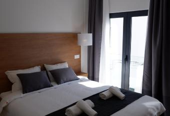 VI MAR - GUEST HOUSE allows 18 year olds to book a room