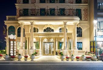 Sun Moon Lake Queen Castle Hotel                             allows 18 year olds to book a room